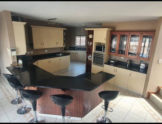 4 BEDROOM HOUSE FOR SALE IN UMHLANGA CENTRAL